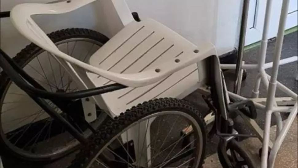 Scene incredibile în cel mai mare spital din Oltenia! Pacienți plimbați cu scaunul de plastic cu roți 