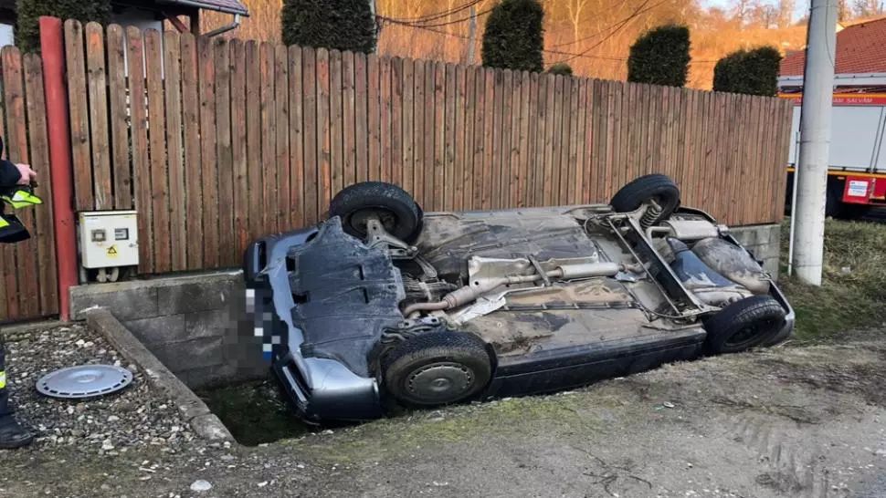 Mașină răsturnată, în jud. Sibiu: două victime, între care o fetiță de 8 ani 