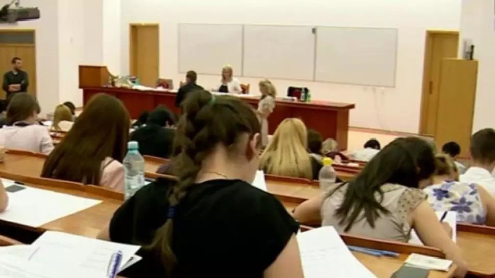 Proiect de lege. Studenții care lucrează ar putea fi scutiți de impozite