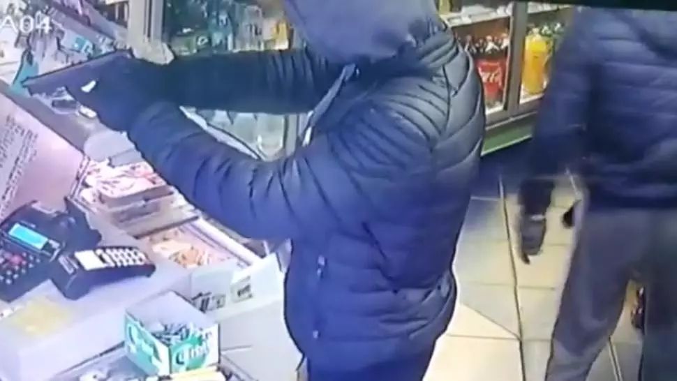 Tâlhari mascați și înarmați cu un pistol, umiliți de o vânzătoare