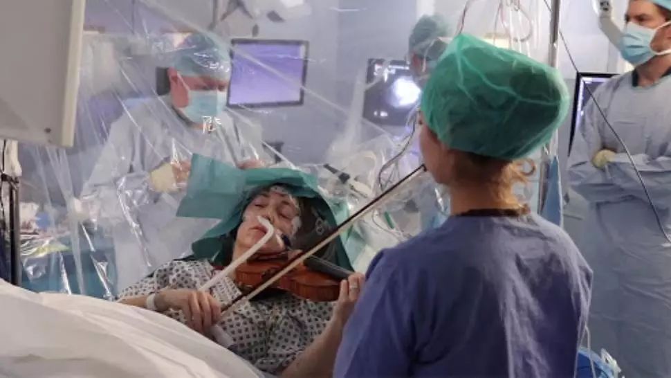 O femeie a cântat la vioară din Mahler și Gershwin în timp ce era operată pe creier VIDEO 