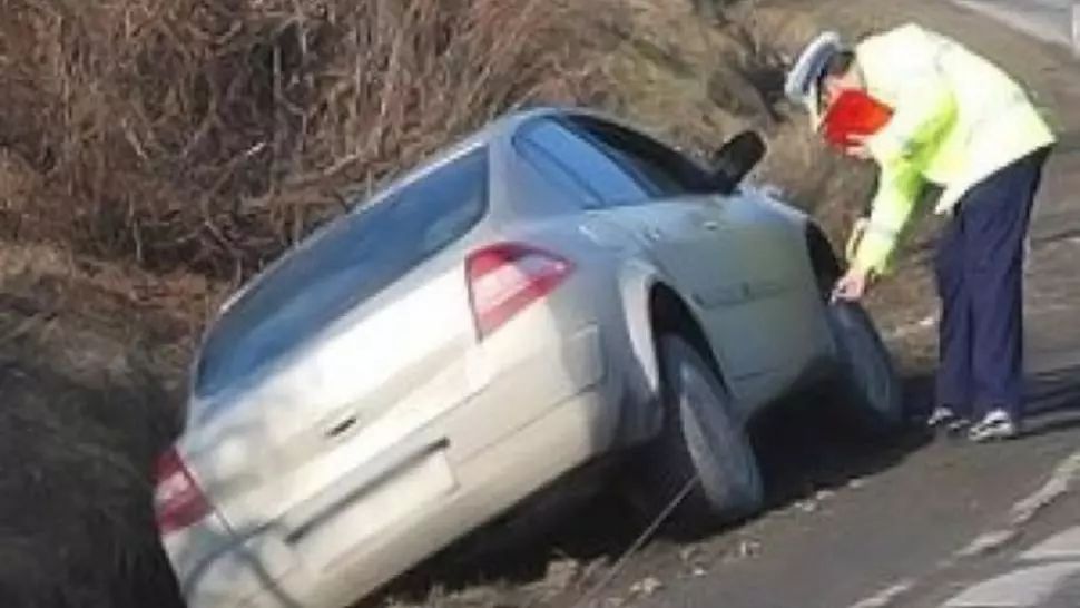 Sub influenţa alcoolului, a ajuns cu maşina în şanţ