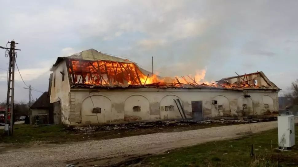 Incendiu uriaş la un depozit în judeţul Cluj! Clădirea a fost distrusă în totalitate