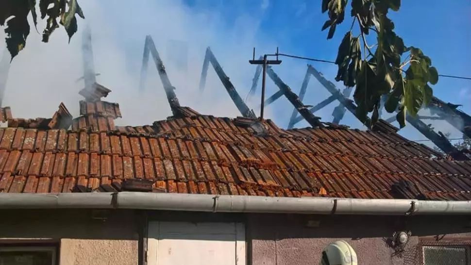 Acoperișul unei case, mistuit de flăcări. Pompierii au intervenit de urgență