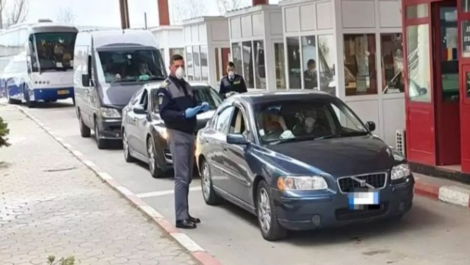 Peste 150 de români au intrat prin vama Petea. Nouă au declarat că revin din zonele cu coronavirus