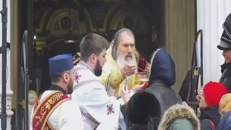 Arhiepiscopia Tomisului, după ce DSP a recomandat folosirea lingurițelor de unică folosință: ”Adresa este tardivă şi fără scop”