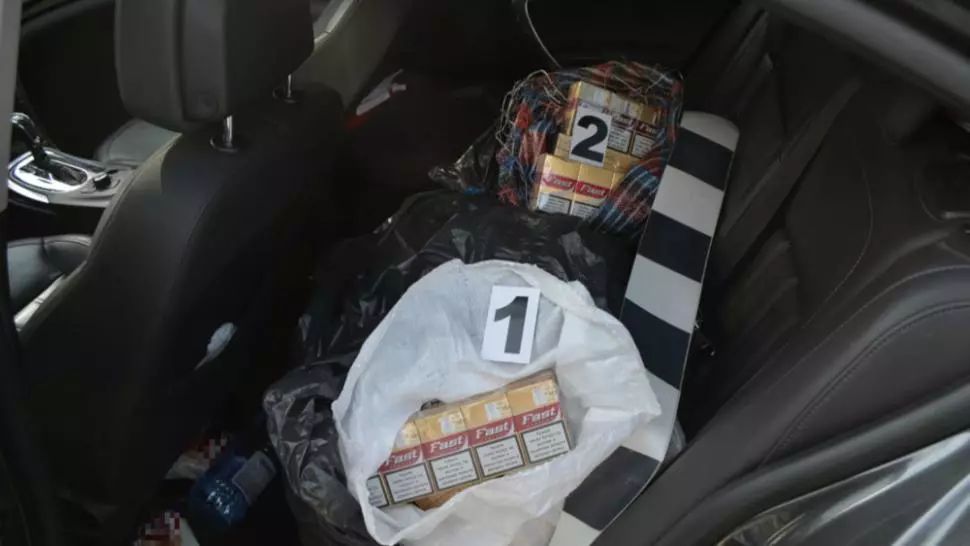 Tigări de contrabandă și un pistol, descoperite la un control de rutină în județul Tulcea