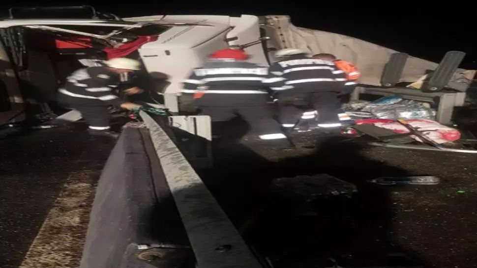 Un șofer a murit după ce s-a răsturnat cu tirul 