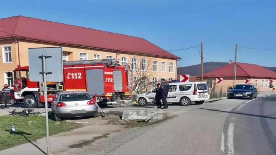 Un autoturism s-a lovit de un pod. Șoferul, grav rănit