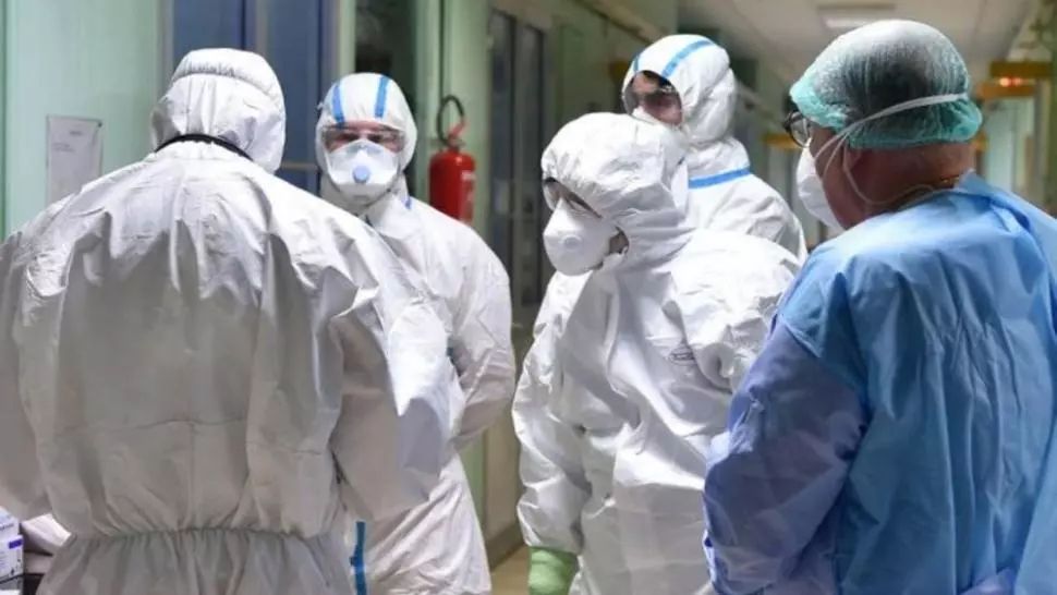 Fetiță de un an și trei luni, internată la Pediatrie. Părinții ei s-au întors din Italia