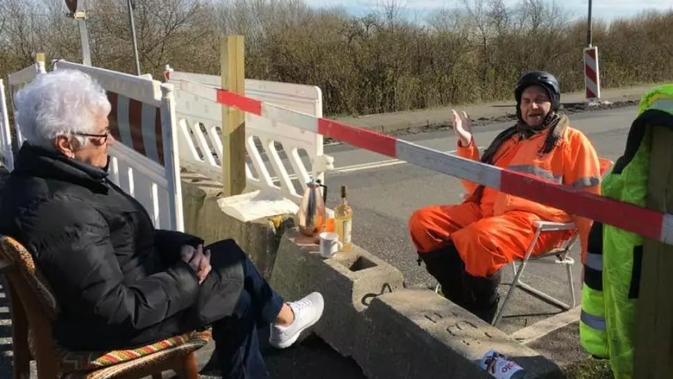  O femeie de 85 de ani din Danemarca și un bărbat de 89 de ani din Germania se întâlnesc zilnic la o frontieră închisă 