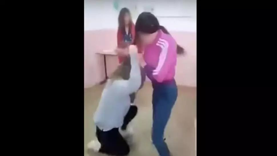 Bătaie cruntă între două eleve. Una dintre ele a leșinat în urma loviturilor