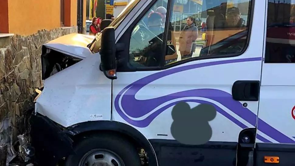 Tragedie în Arad. 5 victime, după ce un microbuz cu pasageri a intrat într-o casă. Șoferului i s-a făcut rău la volan