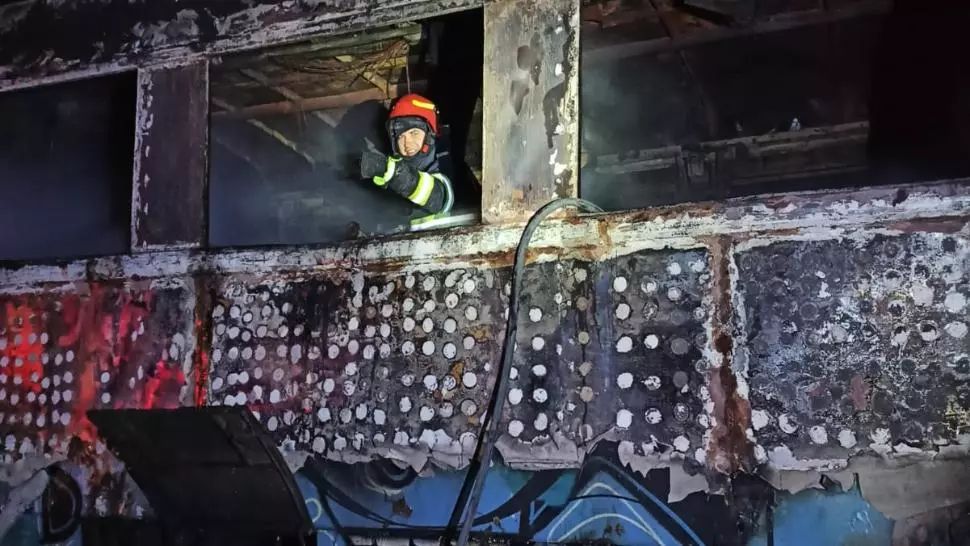 Un tren de călători a ars aproape complet, în județul Arad