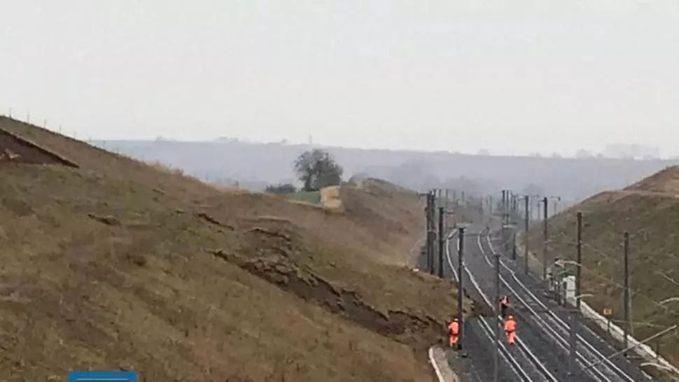 Un  tren de mare viteză cu 348 de pasageri a deraiat în Franța. Mecanicul grav rănit, 19 pasageri răniți ușor