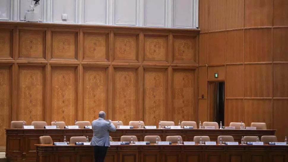 Parlamentul își suspendă activitatea 