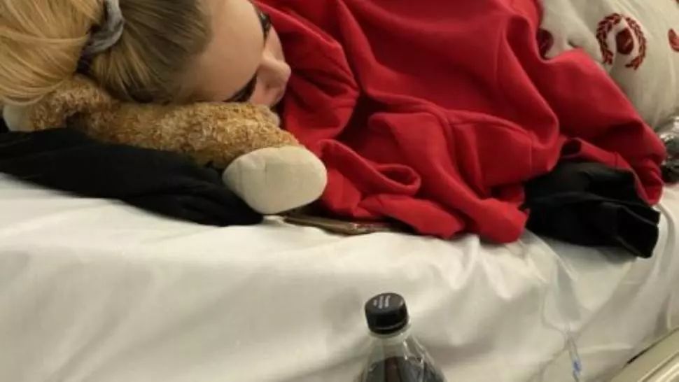 Povestea tulburătoare a copilei de 16 ani prinsă în corpul unei bătrâne de 80. O boală cumplită îi macină trupul