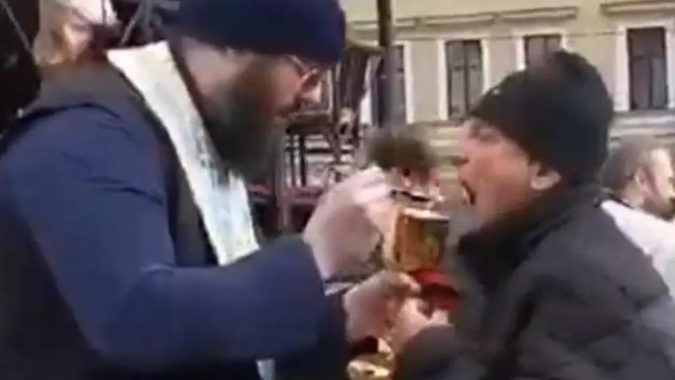 DENUNȚ PENAL față de preoții care au folosit aceeași linguriță la împărtășanie