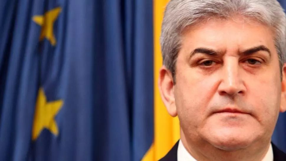 Adevărul din sufrageria lui Gabriel Oprea | Doctoratul lui Coldea: Oprea scoate o copie a exemplarului făcut invizibil odată cu acuzațiile de plagiat