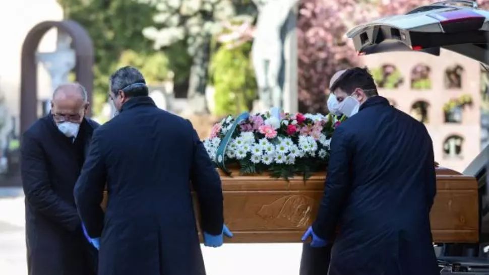 Serviciile de pompe funebre din Bergamo fac faţă cu greu deceselor