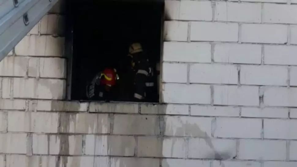 O femeie din Argeș și-a dat foc la casă încercând să reaprindă focul cu benzină