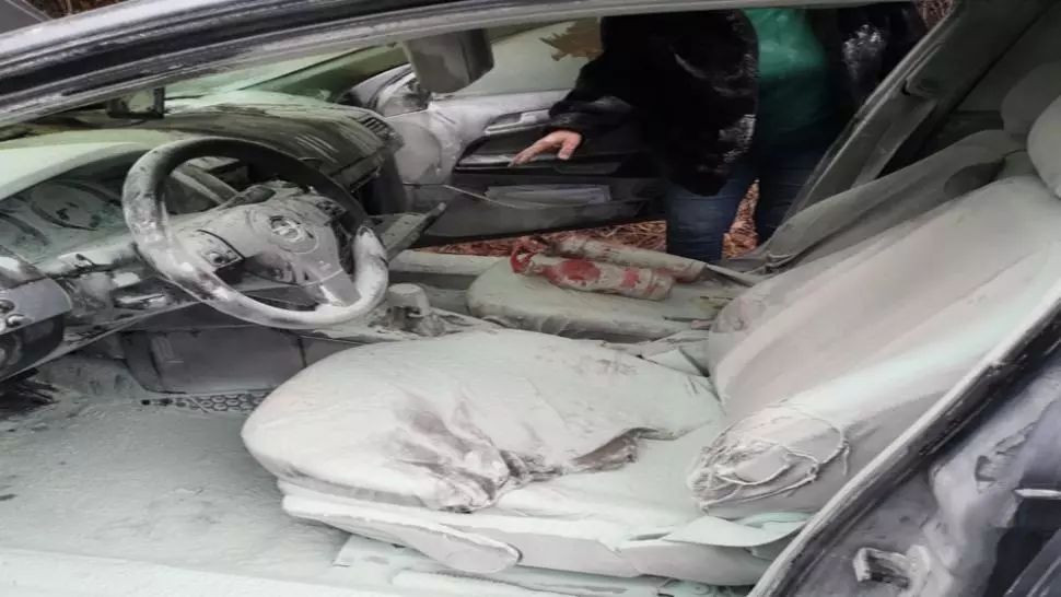 Mașină în flăcări la Vlăhița din cauza unui scurcircuit