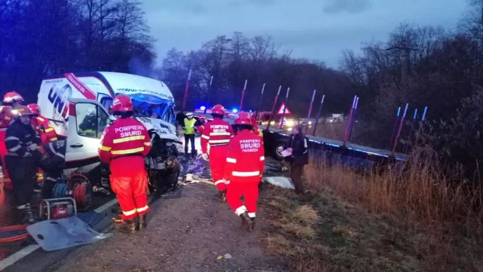 Accident grav, pe DN1: doi morţi, după impactul dintre un TIR şi o autoutilitară