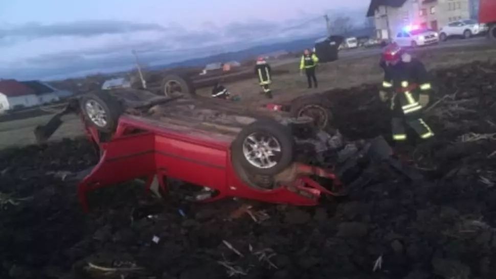 Accident grav, în jud. Suceava: două victime, după ce mașina s-a răsturnat