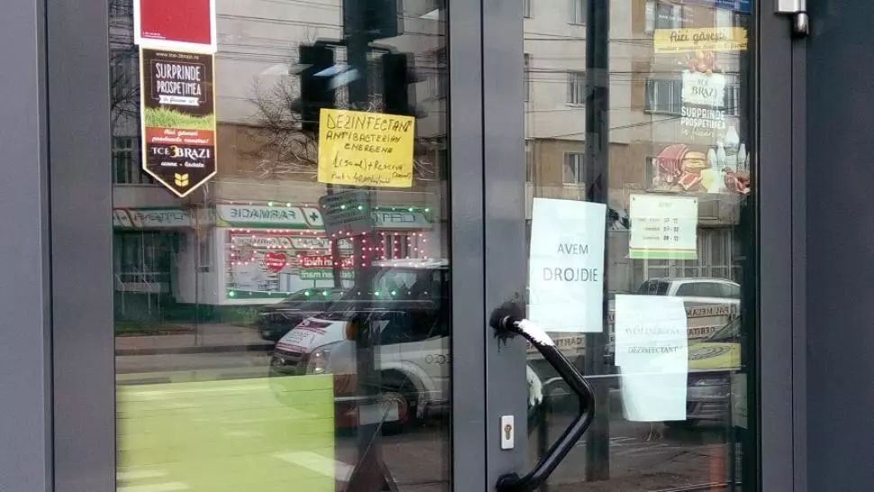 FOTO Anunț mult așteptat pe ușa unui magazin: "Avem drojdie"