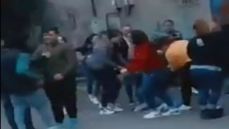 VIDEO Scene șocante! O elevă, bătută cu pumnii și picioarele de mai multe colege de liceu