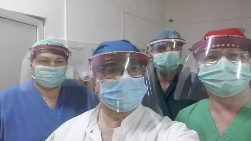 Trei echipe de robotică din Bistrița-Năsăud sar în ajutorul personalului medical