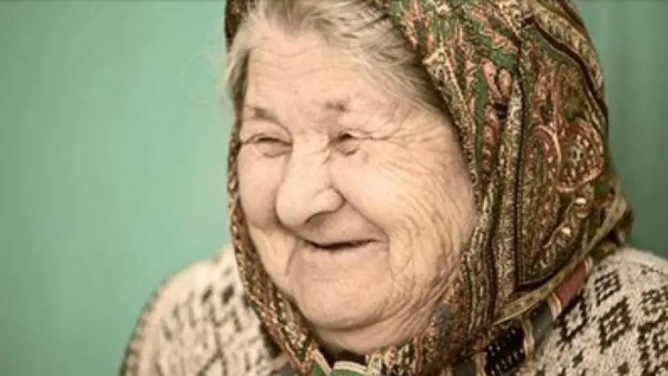 Poliţistul a întrebat-o pe această bătrânică de unde are sacul cu bani. Răspunsul ei, genial!