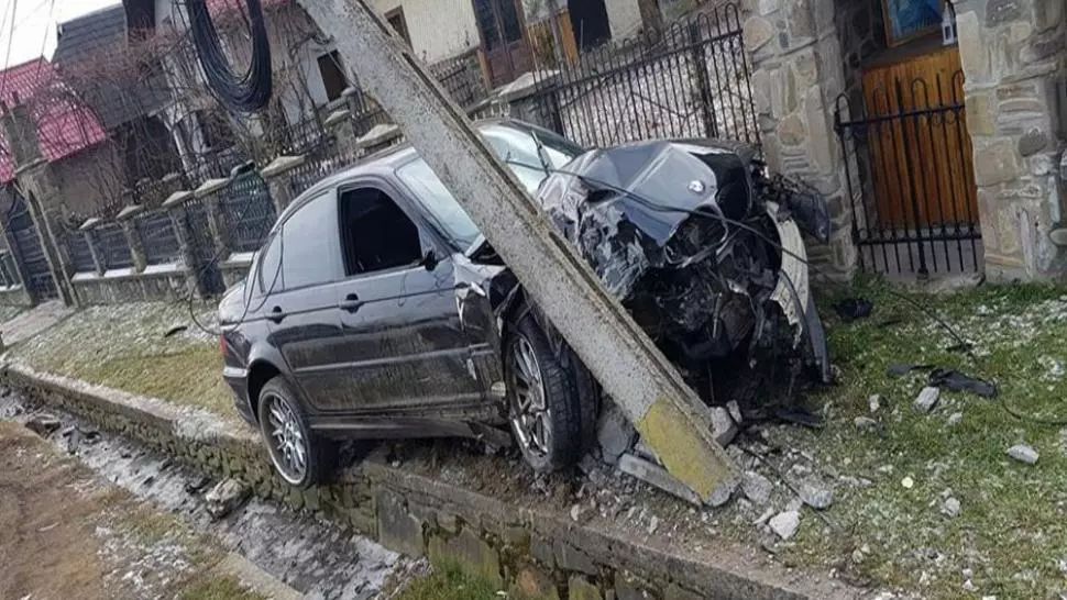 Grav accident rutier. Doi tineri au dărâmat un stâlp electric şi s-au oprit cu maşina într-un gard