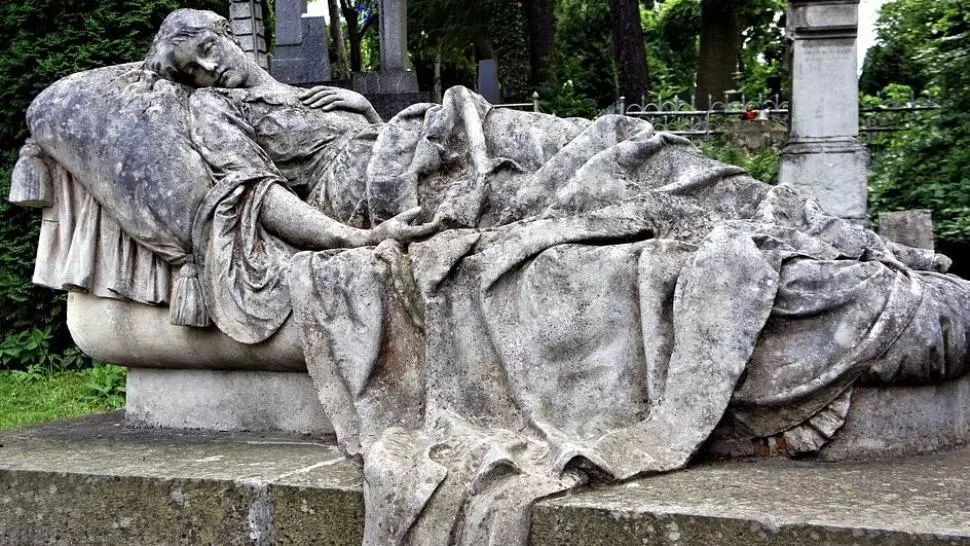 Ce a găsit familia în mormântul unei tinere moarte cu 43 de ani în urmă