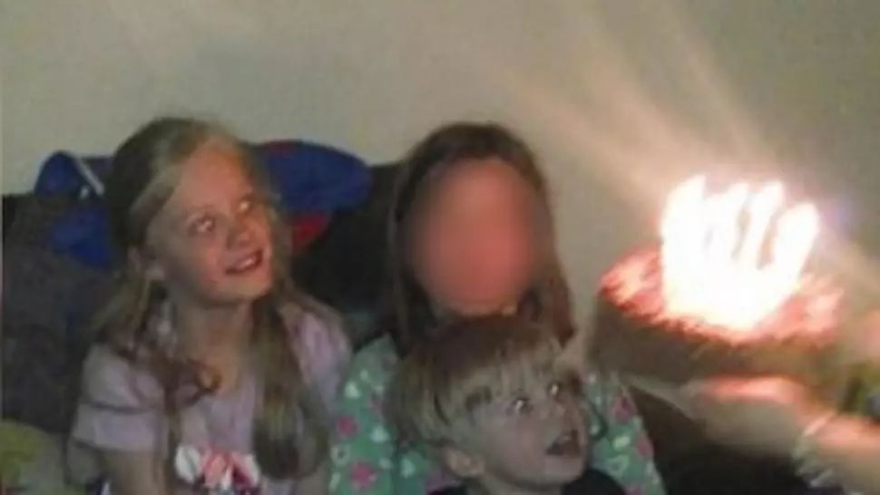 A făcut o poză la aniversarea copilului. După 3 ani, descoperă ceva înfiorător! S-a albit la faţă