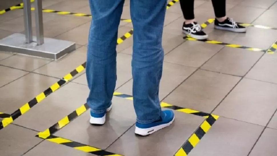 Poate coronavirusul să reziste pe tălpile pantofilor? 