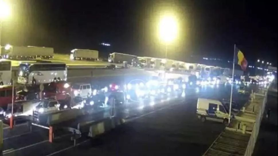 Cozi uriașe la Vama Nădlac! Românii vin acasă, din Italia, ”să moară în țara lor” 