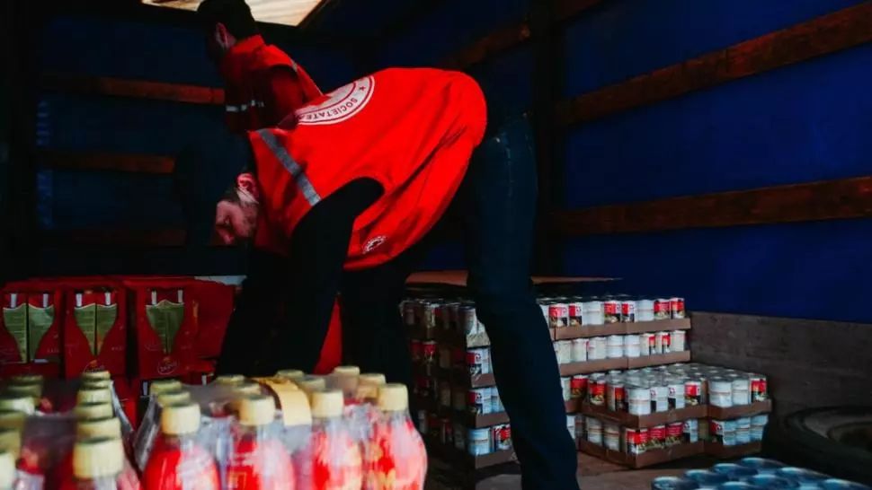 Crucea Roșie Sibiu oferă alimente persoanelor vulnerabile din județ