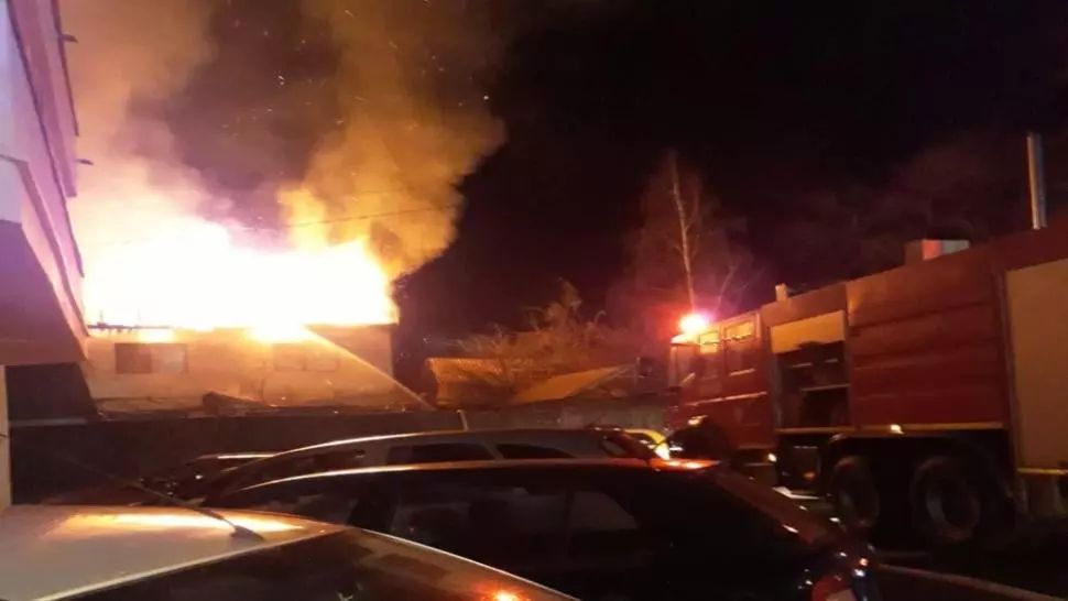 Incendiu puternic într-un camping de lângă Patinoarul municipal din Arad