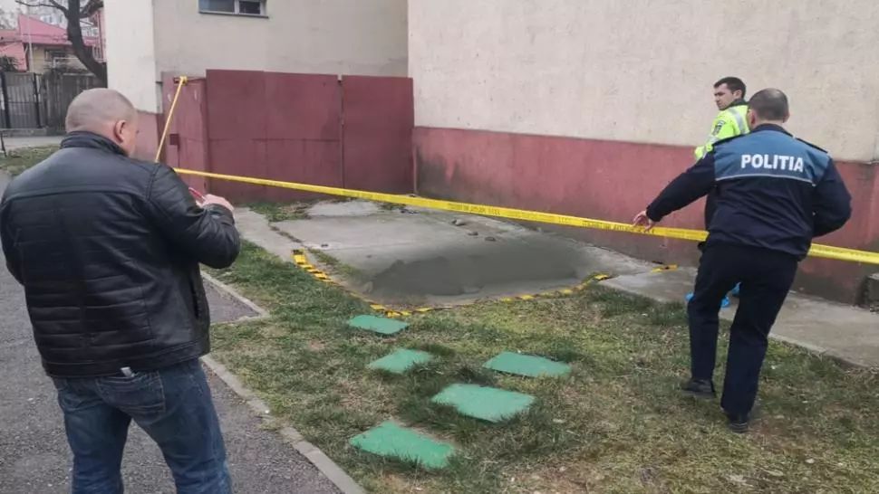O femeie a decedat după ce a căzut de la etajul blocului
