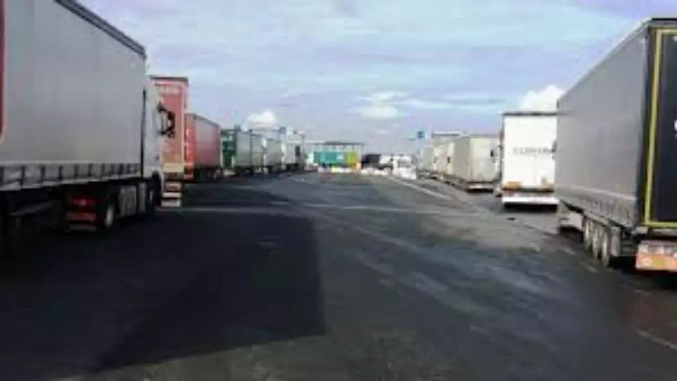 Sute de camioane la vama Nădlac II. Șoferii așteaptă câte 10 ore să intre în țară