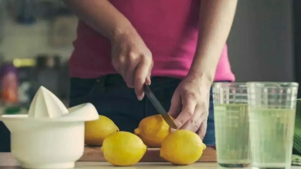 Ce se întâmplă dacă bei numai suc de lămâie, timp de o lună. Efectul care i-a șocat pe medici