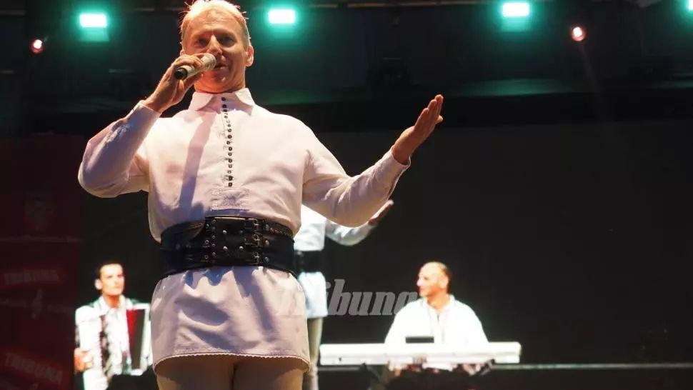 Surpriză în politică - Un cunoscut cântăreț de muzică populară candidează. Ce partid a ales