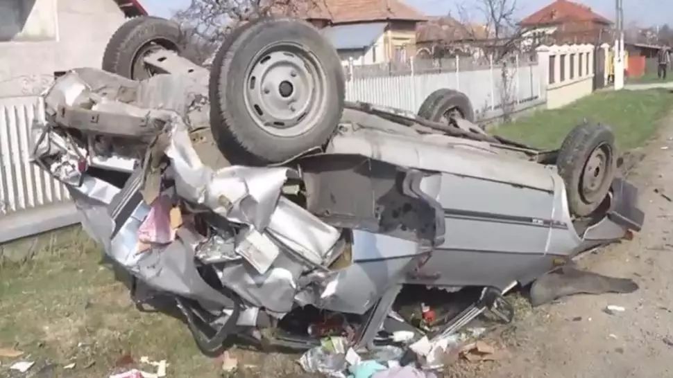 Impact devastator pe DN 72 A. Două persoane au fost transportate de urgență la spital