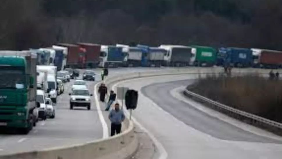 Efectele COVID-19: Mii de șoferi români, blocați în străinătate