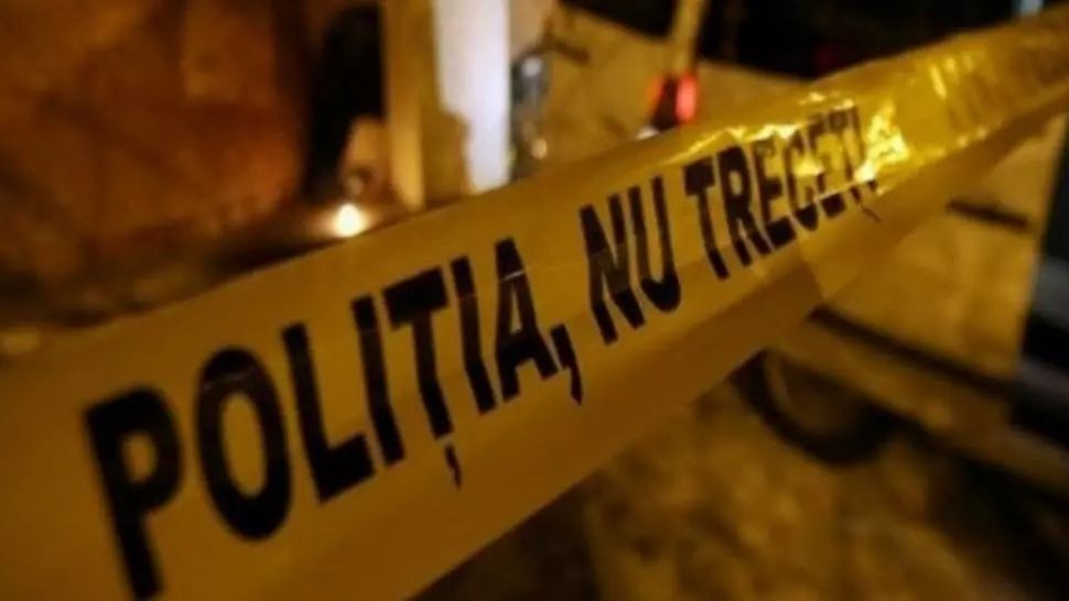 Un tânăr a ajuns la spital după ce a intrat cu mașina într-un copac