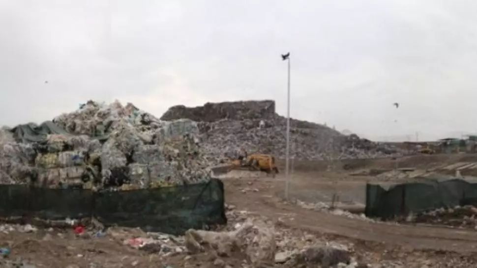 La Pata Rât se arde gunoi din Italia? Mii de metri cubi de deşeuri cu inscripţii în italiană au ajuns în depozitul RADP