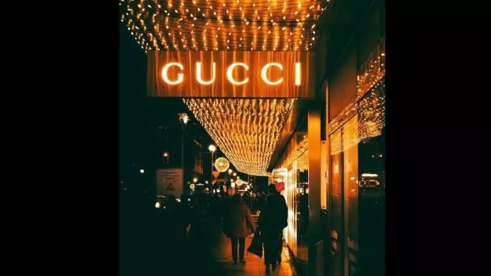 Măsuri COVID-19. Câte măști sanitare vor face casele de modă de lux Gucci și Saint Laurent