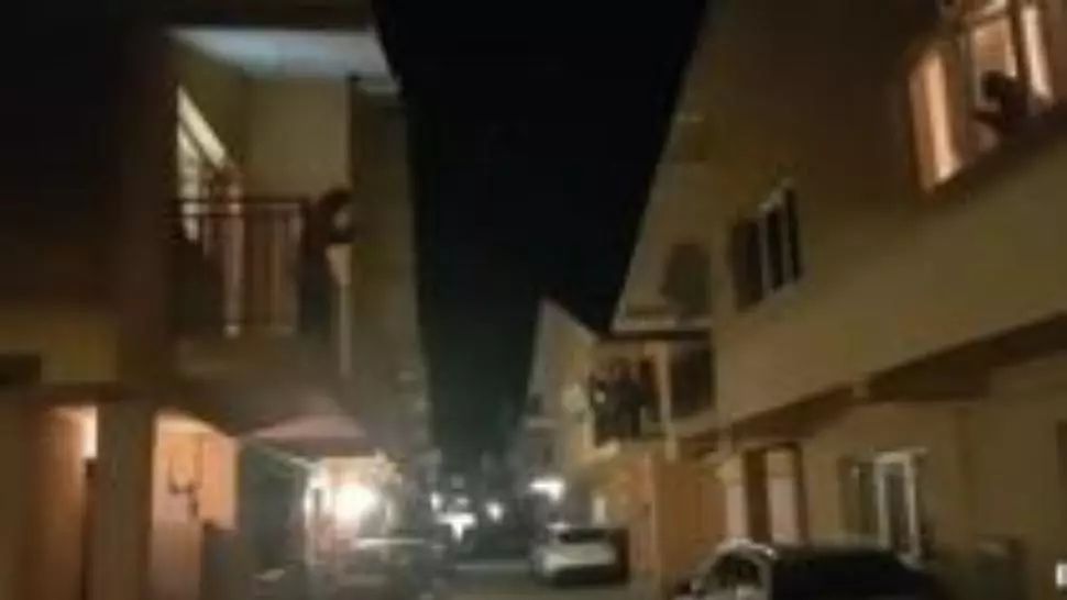 VIDEO Clujenii au ieșit la balcoane pentru a aplauda medicii