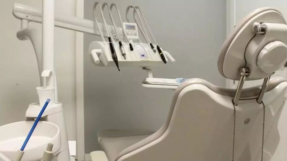 5 motive pentru care nu ai de ce să amâni implantul dentar (P)